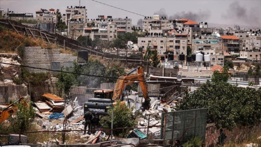 Bulldozers del ejército israelí demuelen casas palestinas en Al-Quds, 15 de junio de 2022. (Foto: Reuters)