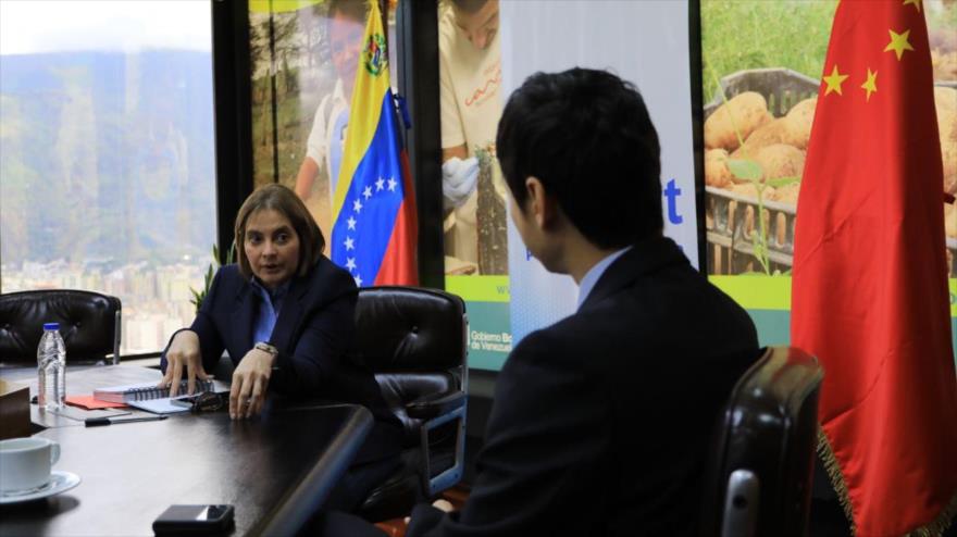 La ministra venezolana de Ciencia y Tecnología, Gabriela Jiménez, se reúne con el embajador de China en Caracas, Lan Hu, 26 de mayo de 2023.