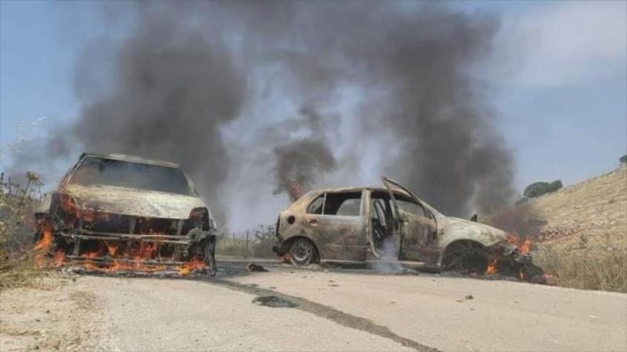 Vehículos quemados por los colonos israelíes en el pueblo de Al-Mughayir, 26 de mayo de 2023.