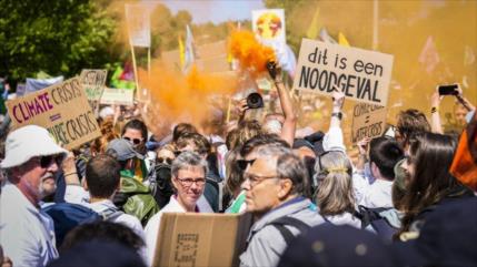 Policía neerlandesa reprime protesta climática y detiene a 1500 activistas