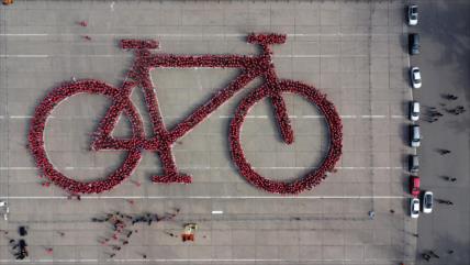 Chilenos crean bicicleta humana más grande del mundo