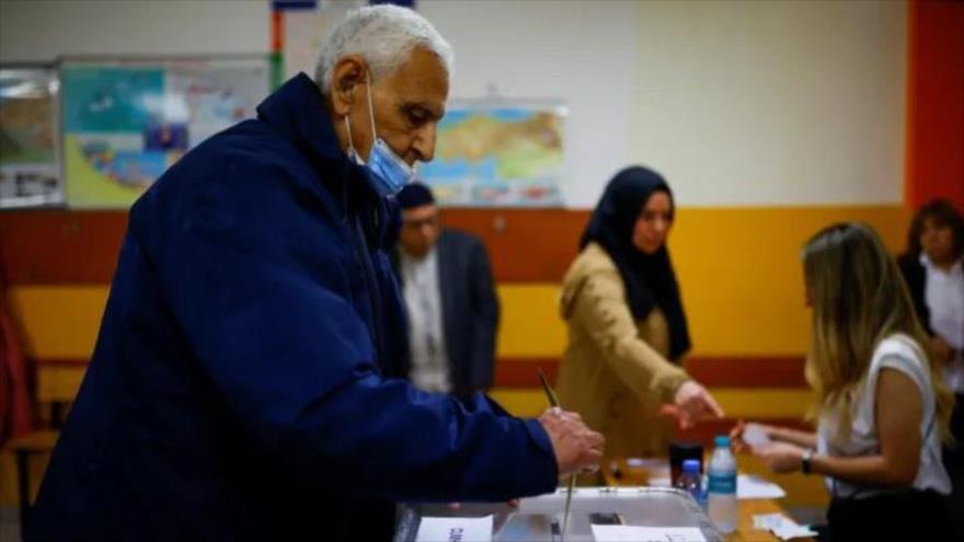 Hombre vota durante la segunda vuelta de las elecciones presidenciales turcas en Estambul, 28 de mayo de 2023. (Foto: Reuters).