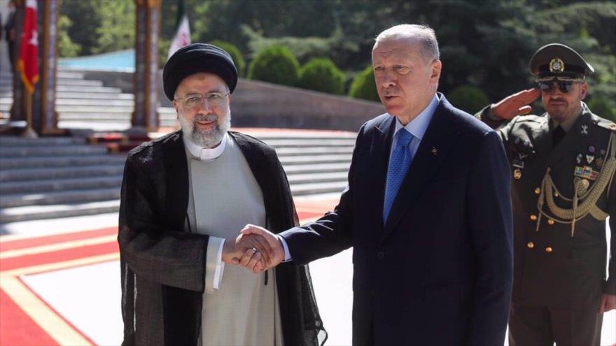 Presidente iraní, Seyed Ebrahim Raisi (izq.), le da la mano a su par turco, Recep Tayyip Erdogan, en Teherán, 19 de julio de 2022. (Foto: Mehr)