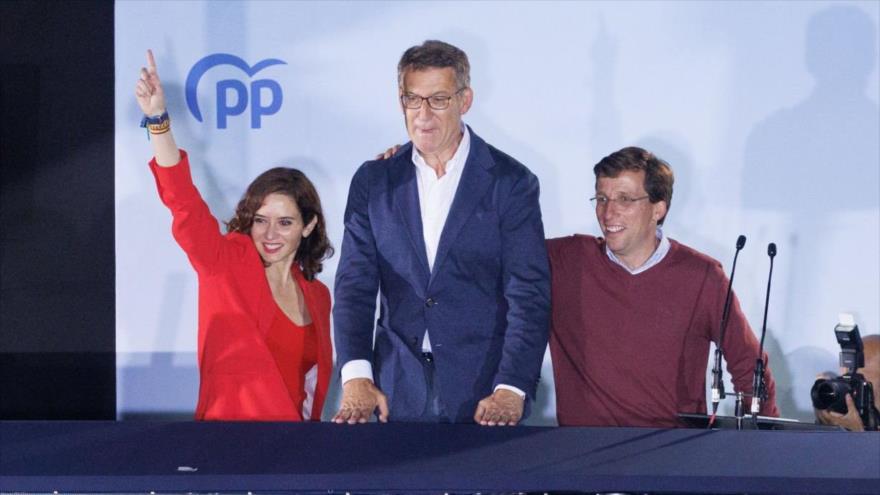La presidenta de la Comunidad de Madrid, Isabel Díaz Ayuso; el líder del Partido Popular, Alberto Núñez Feijoo, y el alcalde de Madrid, José Luis Martínez-Almeida, celebran la victoria del PP, 28 de mayo de 2023.