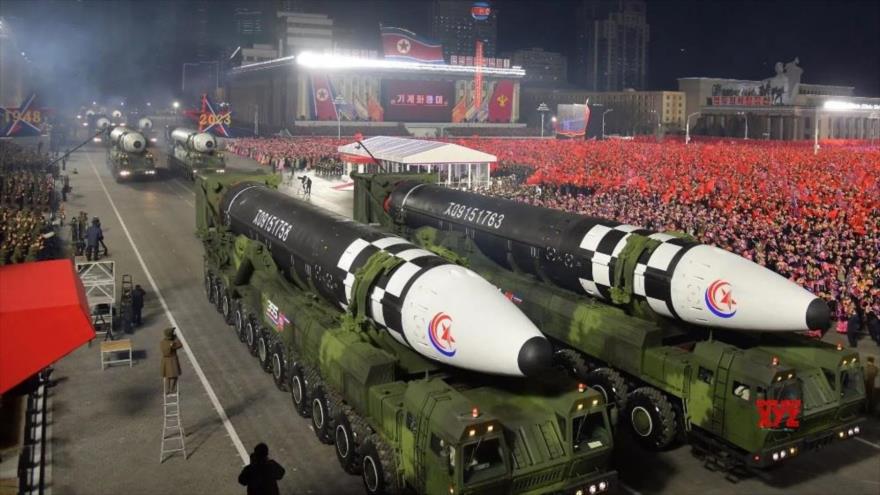 Los misiles se exhiben durante un desfile para conmemorar el aniversario de la fundación del ejército norcoreano, en Pyongyang, 18 de febrero de 2023. (Foto: Reuters)