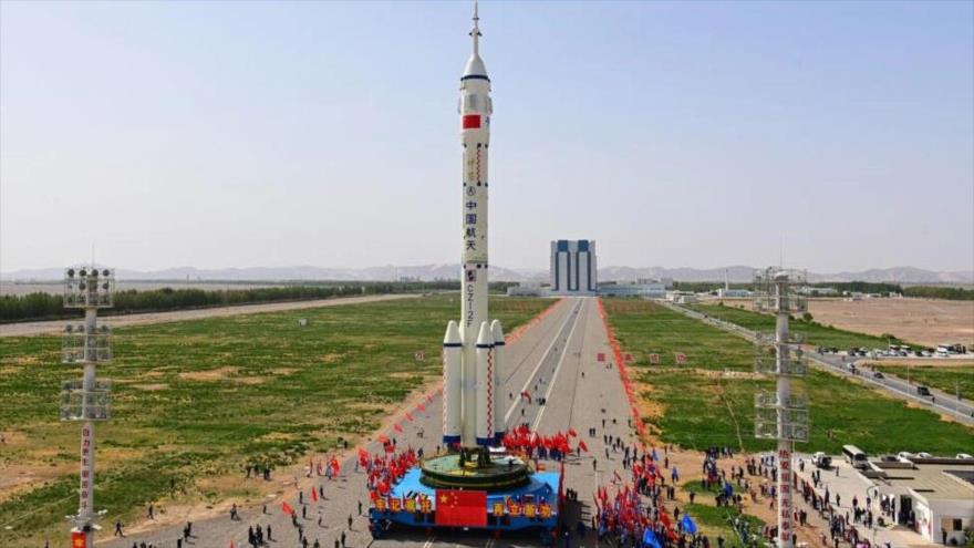 Un cohete con la nave espacial Shenzhou-16 es trasladado hacia la zona de lanzamiento en Jiuquan, China, 22 de mayo de 2023. (Foto: AFP)