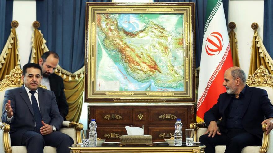 El secretario del Consejo Supremo de Seguridad Nacional de Irán (dcha.) y el asesor de Seguridad Nacional de Irak, Teherán, 29 de mayo de 2023. (Foto: IRNA)