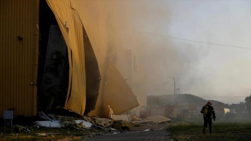 Un bombero trabaja para extinguir las llamas en una fábrica de tabaco dañada en un ataque con drones rusos, en Kiev, 28 de mayo de 2023. (Foto: Reuters)