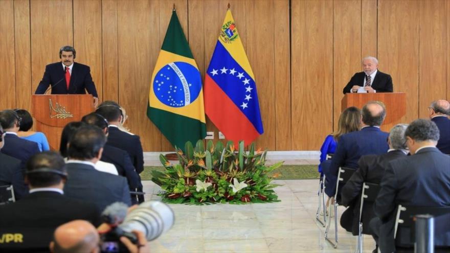 El presidente de Brasil, Luiz Inácio Lula da Silva, y su par venezolano, Nicolás Maduro, hablan con la prensa, Brasilia, 29 de mayo de 2023.