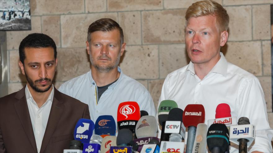 El enviado especial de la ONU para Yemen, Hans Grundberg, (dcha.) da una conferencia de prensa en el Aeropuerto Internacional de Saná, 3 de mayo de 2023. (Foto de AFP).