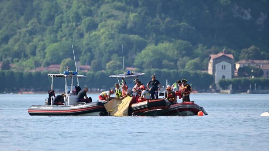 Bomberos y buzos realizan operaciones de recuperación del barco hundido en lago Mayor (norte de Italia), 29 de mayo de 2023.