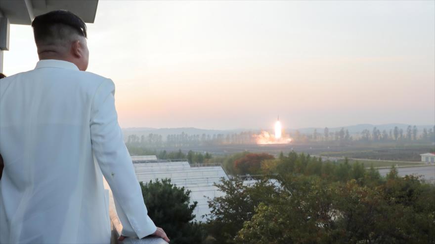 El líder norcoreano, Kim Jong-un, observa el lanzamiento de un misil.