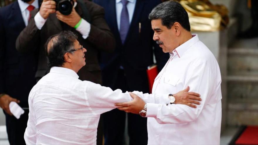 El presidente de Venezuela, Nicolás Maduro, y el presidente de Colombia, Gustavo Petro, se reúnen en Caracas, Venezuela, el 1 de noviembre de 2022.