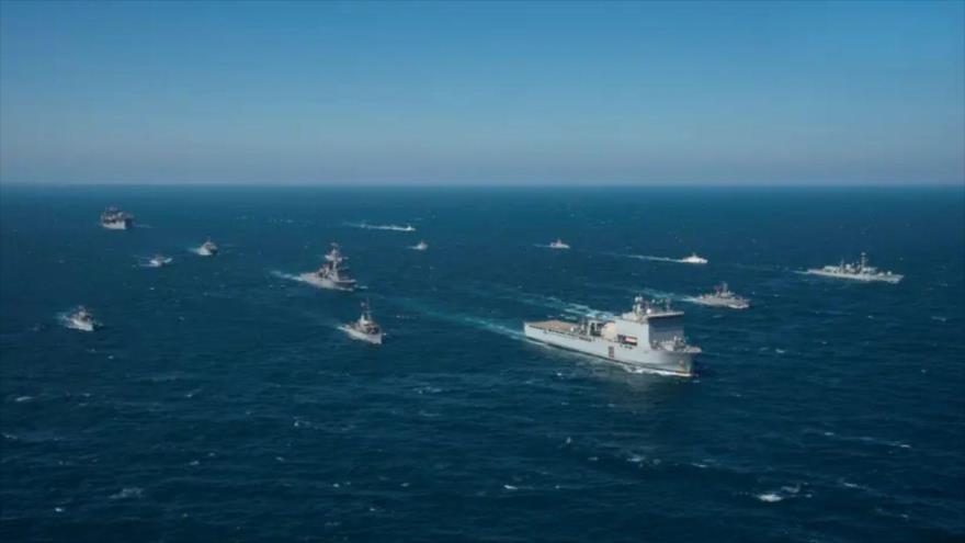 Barcos de países miembros de la Fuerza de Tarea Combinada Norte participan en un ejercicio comunito en el Golfo Pérsico, 9 de febrero de 2022. (Foto: Reuters)