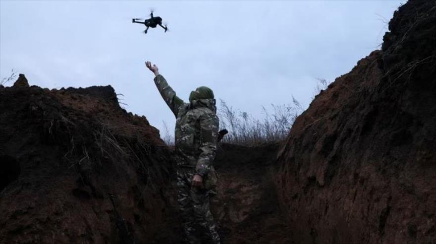 Un soldado ucraniano está probando un dron para usar en el frente, Bajmut, Ucrania, 25 de noviembre de 2022. (Foto: Reuters)