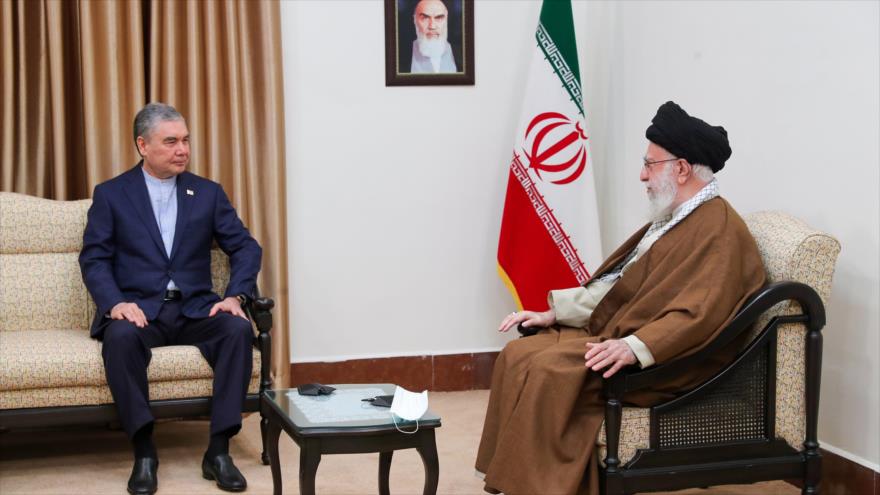 El Líder de Irán, el ayatolá Seyed Ali Jamenei, y el presidente del Consejo del Pueblo de Turkmenistán, Gurbangulí Berdimujamédov, en Teherán, 31 de mayo de 2023.
