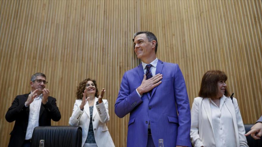
Presidente del gobierno español, Pedro Sánchez, tras reunión con diputados y senadores socialistas en el Parlamento.
