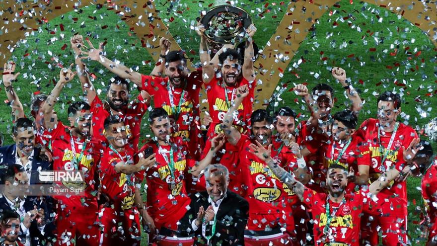Los jugadores del equipo de fútbol Persépolis celebran su victoria en la Copa Hazfi (Eliminatoria) de Irán, 31 de mayo de 2023.