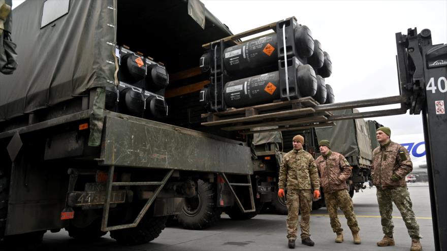 Un grupo de militares ucranianos toman un cargamento de misiles antitanque Javelin (jabalinas) fabricadas en EE.UU. (Foto: AFP)