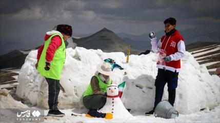Celebran Festival de Muñecos de Nieve en pleno calor en Irán