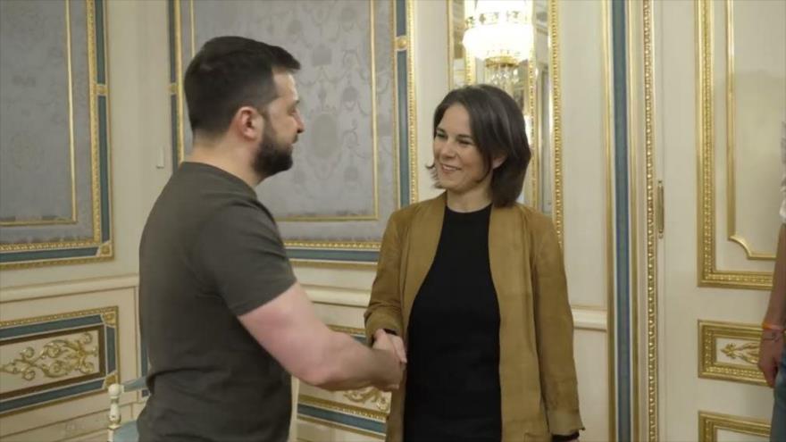 La ministra alemana de Asuntos Exteriores, Annalena Baerbock (Dcha.) y el presidente de Ucrania, Volodímir Zelenski, se dan la mano, Ucrania, 10 de mayo de 2023.
