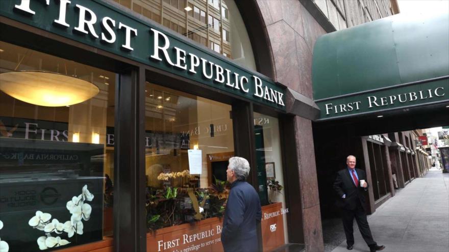 Un transeúnte lee un anuncio publicado por la FDIC sobre la incautación de First Republic Bank en San Francisco, California, 1 de mayo de 2023. 