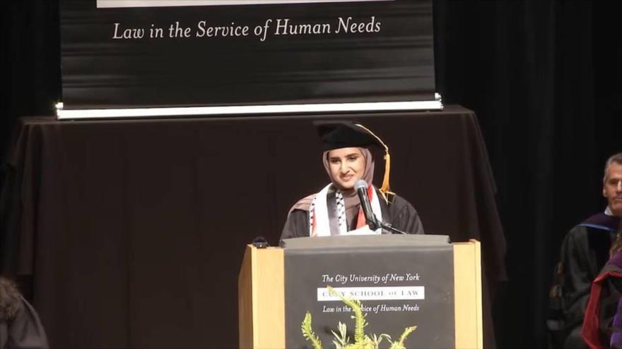 Fátima Mohammed, una estudiante yemení-estadounidense habla durante la ceremonia de graduación de la Facultad de Derecho de CUNY, 12 de mayo de 2023.