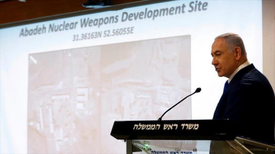 El primer ministro israelí muestra una imagen aérea de varios edificios supuestamente tomada del sitio nuclear de Abade en Irán, 9 de septiembre de 2019.