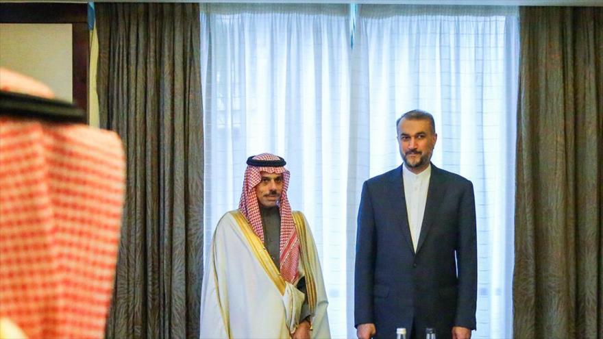  El canciller iraní, Hosein Amir Abdolahian (dcha.), y su par saudí, Faisal bin Farhan Al Saud, Ciudad del Cabo, 2 de junio de 2023. (Foto: IRNA)