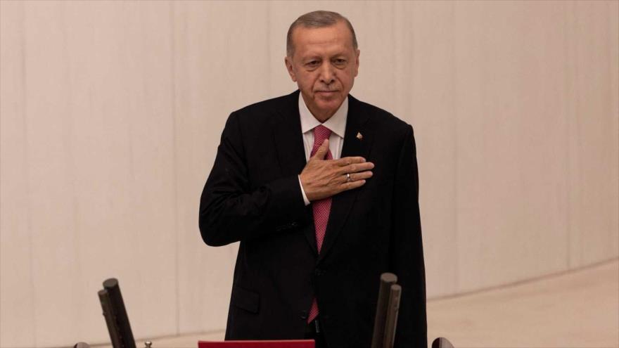 El presidente turco, Recep Tayyip Erdogan, saluda a miembros del Parlamento e invitados a su llegada para prestar juramento, 3 de junio de 2023. (Foto: Reuters)
