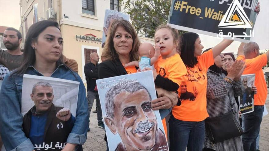 Milad, niña palestina fruto de esperma de su padre encarcelado por el régimen de Israel, durante una protesta para exigir libertad de su padre Walid Daqqah.