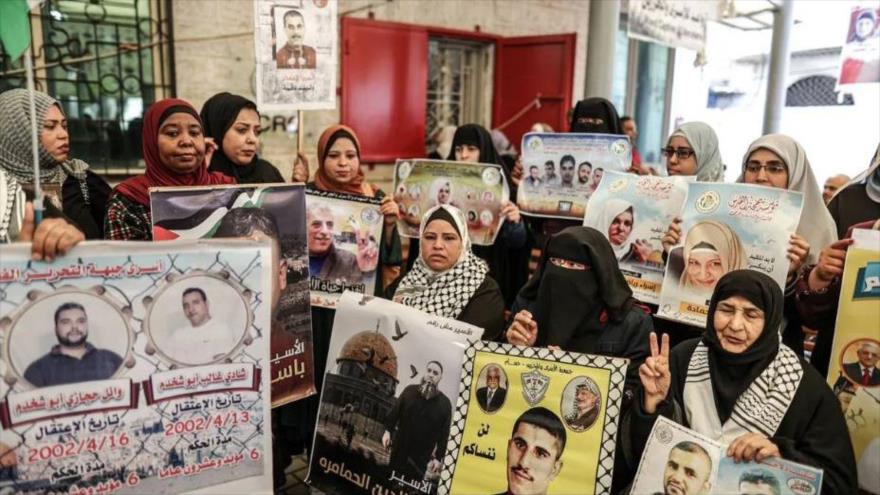 Palestinos durante una manifestación en apoyo a los presos recluidos en prisiones israelíes, en Gaza, 8 de mayo de 2023.