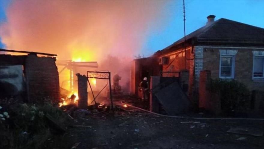 Los bomberos trabajan en una casa en llamas luego de un bombardeo ucraniano en la región de Bélgorod, Rusia, 2 de junio de 2023.