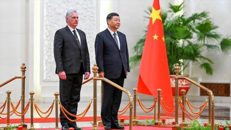 El presidente de China, Xi Jinping, recibe a su homólogo cobano, Miguel Díaz-Canel, en Pekín, 25 de noviembre de 2022.