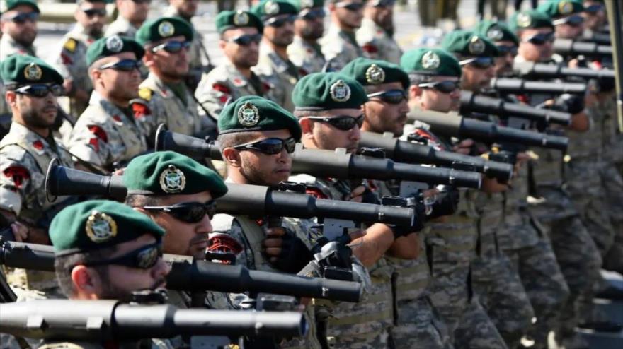 El Ejército de Irán realiza un desfile militar en Teherán, la capital, 22 de septiembre de 2018.