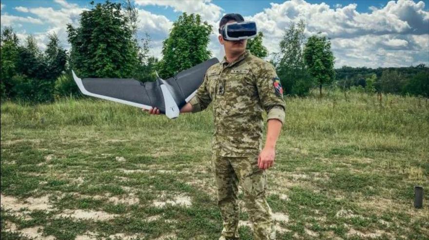 El teniente ucraniano Anton Galyashinskiy sostiene un dron Parrot durante una sesión de práctica en las afueras de Kiev, el 14 de julio de 2022.
