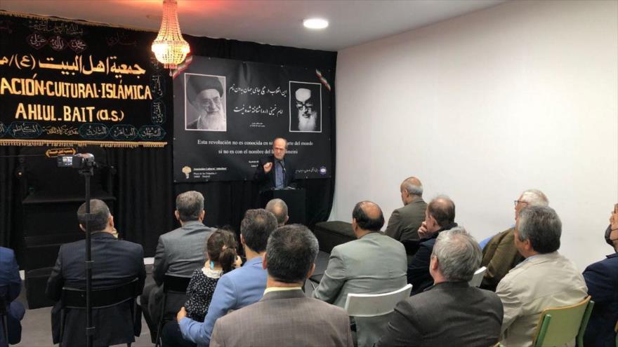 El consejero cultural de la embajada de Irán en España, Mohamad Mahdi Ahmadi, ofrece discurso en la ceremonia de 34.º aniversario del fallecimiento del Imam Jomeini (P).