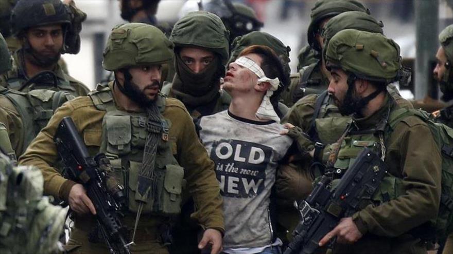 Militares israelíes detienen a un menor palestino en la ciudad de Al-Jalil (Hebrón), Cisjordania ocupada. 