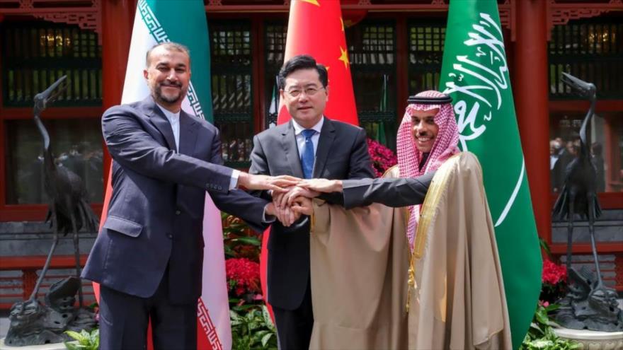El canciller de Irán, Hosein Amir Abdolahian, (izq.) se da la mano con su homólogo saudí, el príncipe Faisal bin Farhan Al Saud, (dcha.) y su homólogo chino, Qin Gang, en Pekín, 6 de abril de 2023.
