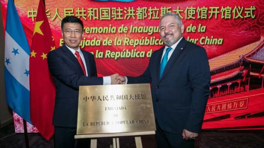 El diplomático chino, Yu Bo (izda.), y el canciller hondureño, Eduardo Enrique Reina, en la apertura de embajada china, Tegucigalpa, 5 de junio de 2023.