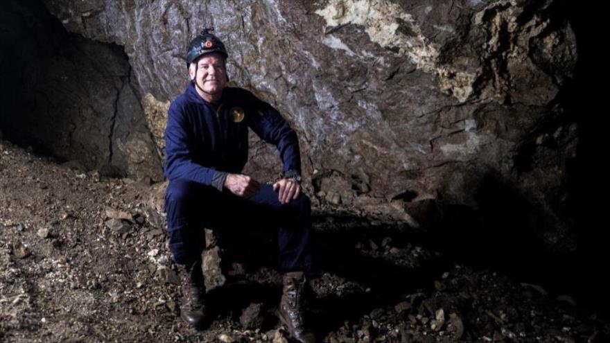 El paleontólogo Lee Berger, el 11 de mayo de 2023 en el sistema de cuevas Rising Star, en Maropeng, Sudáfrica. (Foto: AFP)