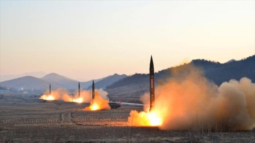 Un simulacro de lanzamiento de cohetes balísticos de las unidades de artillería Hwasong de la Fuerza Estratégica del Ejército norcoreano en una foto sin fecha. (Foto: Reuters)