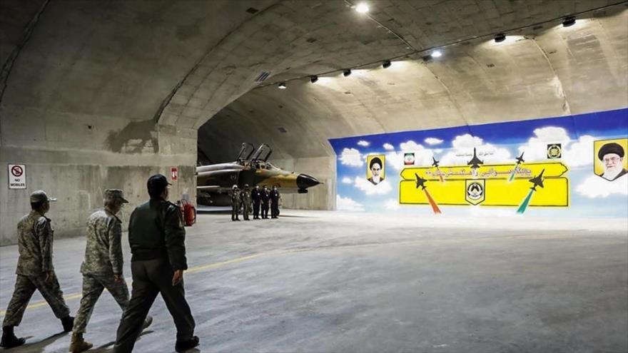 Altos comandantes iraníes visitan una base militar subterránea, denominada Oqab 44 (Águila 44) de la Fuerza Aérea del Ejército, 7 de febrero de 2022.
