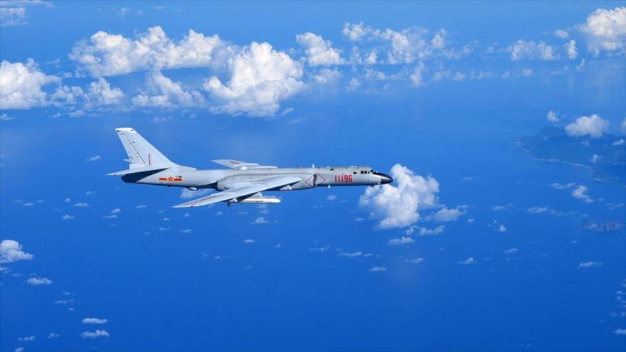 El bombardero estratégico chino Xian H-6 en pleno vuelo.