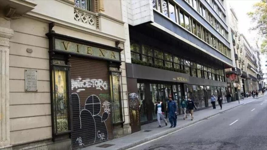 Comercios cerrados por las restricciones en el centro de Barcelona, España.