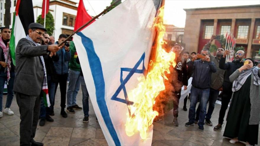 Marroquíes protestan contra la normalización de relaciones de su país con Israel.