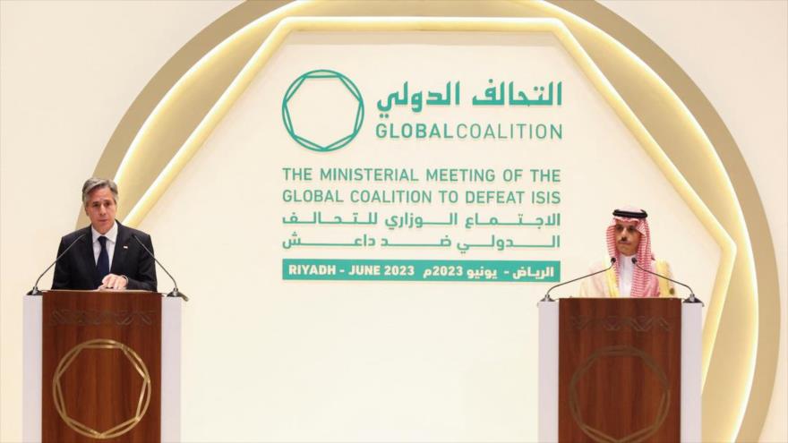El canciller saudí (dcha.) y el secretario de Estado de EE.UU. en una conferencia de prensa, Riad, 8 de junio de 2023. (Foto: Reuters)