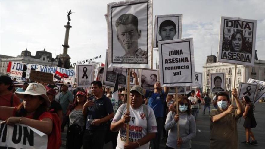 Decenas de personas participan en una marcha contra el Gobierno de Dina Boluarte, el 12 de enero de 2023.
