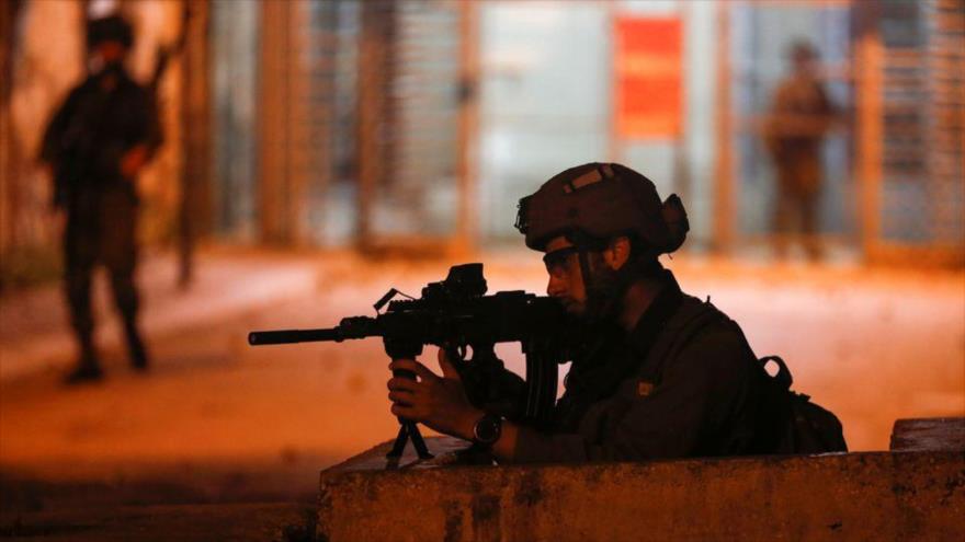 Fuerzas israelíes reprimen a palestinos en la ocupada Cisjordania, 24 de abril de 2021. (Foto: Reuters)