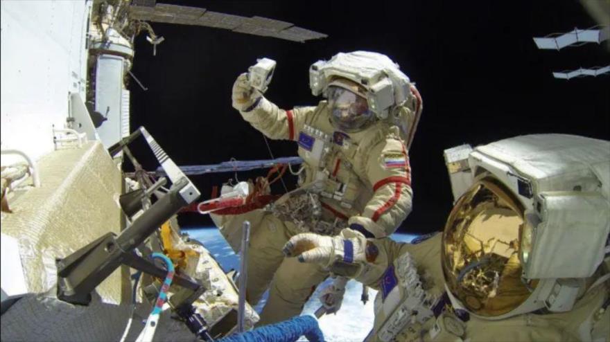 Cosmonautas realizan una caminata espacial fuera de la Estación Espacial Internacional, 17 de noviembre de 2022.